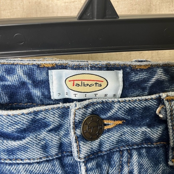 Talbots Blue Straight Leg Jeans High-Waisted
Light wash Mom Jeans size 6 - Picture 5 of 5